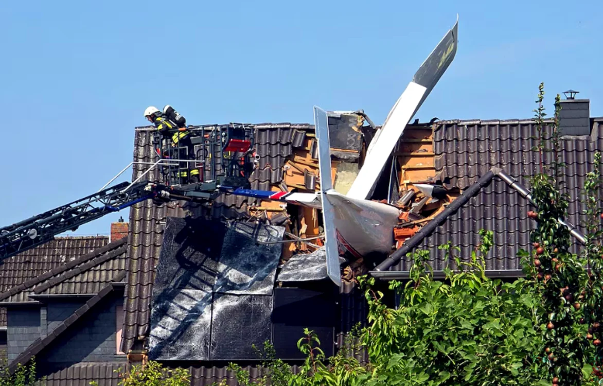 Un avion de mici dimensiuni s-a prăbușit peste o casă în Germania. FOTO: keystone-sda.ch