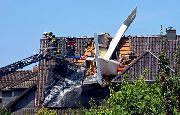 Un avion de mici dimensiuni s-a prăbușit peste o casă în Germania. FOTO: keystone-sda.ch