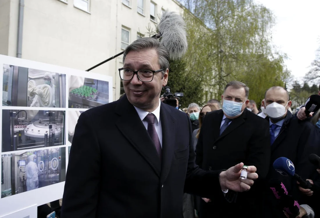 Preşedintele sârb Aleksandar Vucici în cursul unei vizite la Institutul de Virusologie şi Vaccinuri din Belgrad FOTO EPA-EFE