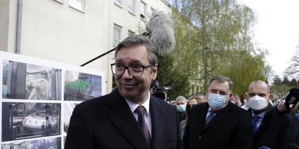 Presedintele Aleksandar Vucici in cursul unei vizite la Institutul de Virusologie si Vaccinuri din Belgrad FOTO EPA-EFE