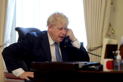 Boris Johnson vorbeste la telefon FOTO Profimedia 