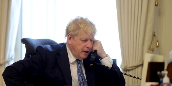 Boris Johnson vorbeste la telefon FOTO Profimedia 