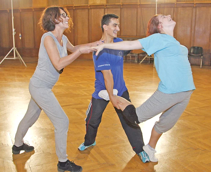 
    Marian Drăgulescu  dansează pentru  Adriana Lupu, o  femeie care şi-a  pierdut agoniseala  de o viaţă din cauza  unor inundaţii (FOTOGRAFII: PRO TV)  