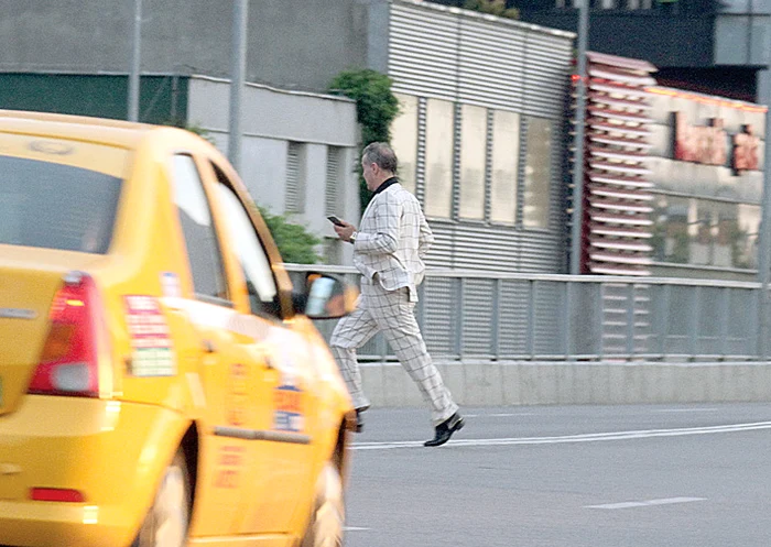 Fuge înapoi, spre mașină, mai mult țopăind