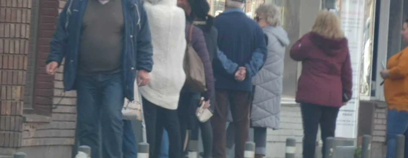 Foarte multe persoane în vârstă îşi fac cumpărăturile în aceste zile în Cluj-Napoca. FOTO: Remus Florescu