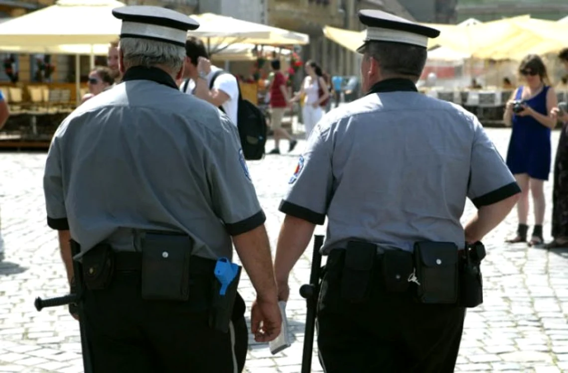 Poliţistul local pe care au încercat să îl mituiască rromi au depus denunţ