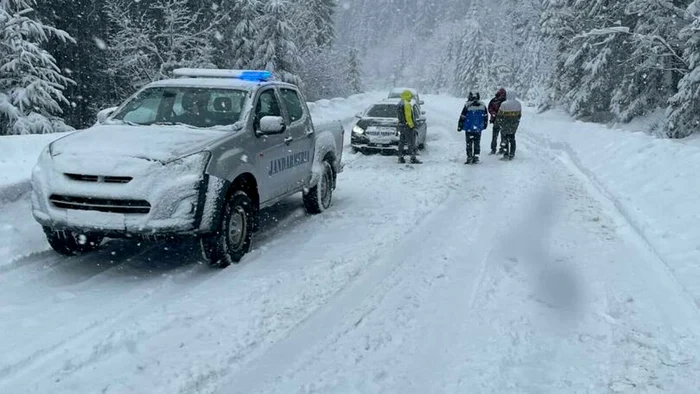 Zece persoane, inclusiv trei copii, blocate cu mașinile în zăpezile din Botoșani.