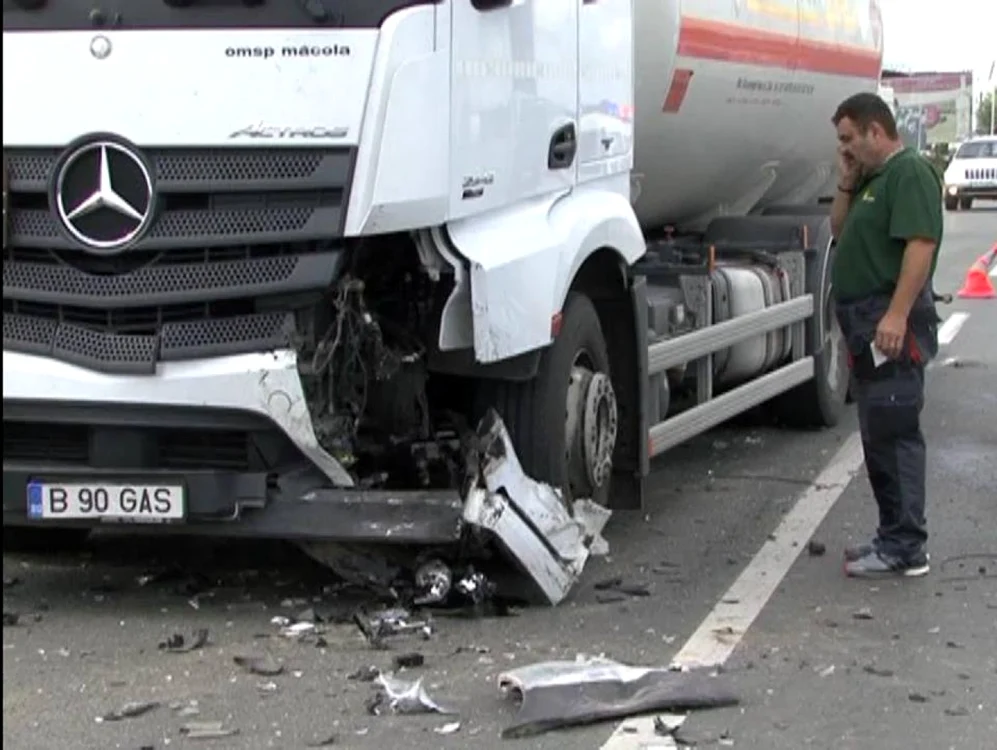 La accident au intervenit echipaje de descarcerare
