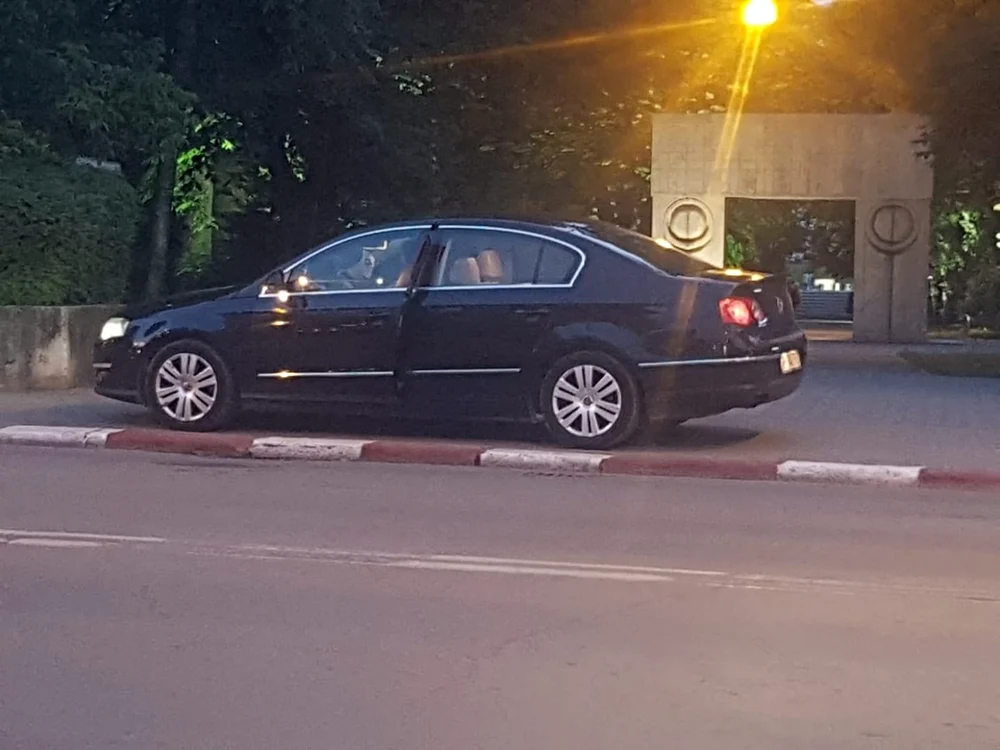 Maşina a fost parcată chiar la intrare în faţa Parcului Central                                      FOTO: Facebook