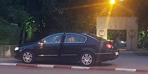 Masina parcata in fata Parcului Central din Târgu Jiu