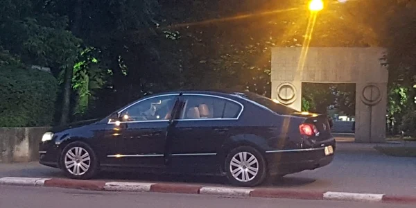 Masina parcata in fata Parcului Central din Târgu Jiu 