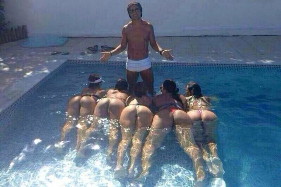 
    Ronaldinho şi cele cinci "Baloane de Aur" din piscina casei sale  