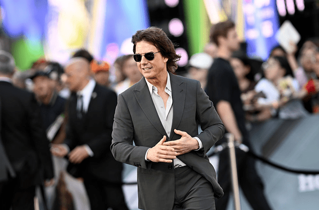 Tom Cruise, de nerecunoscut la 64 de ani. A apărut cu părul roșu și cizme cu toc la premiera noului său film