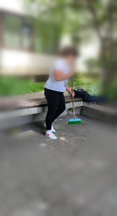 Cei care aruncă gunoaie primesc amenzi modice şi sunt puşi să strângă resturile FOTO: Poliţia Locală Piteşti