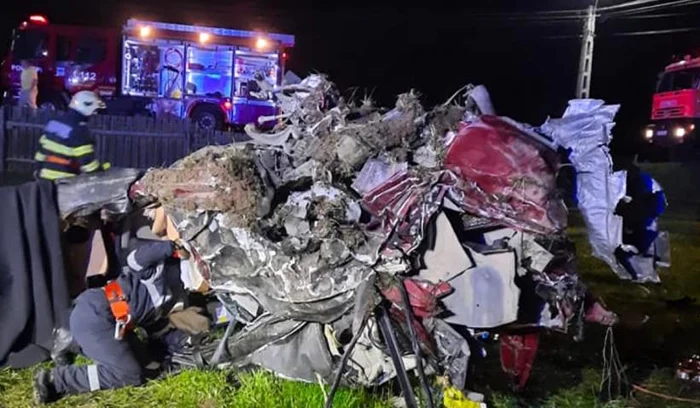 În urma accidentului mașina a ajuns un maldăr de fiare iar cei trei ocupanți nu au avut nici o șansăFoto: ISU Suceava