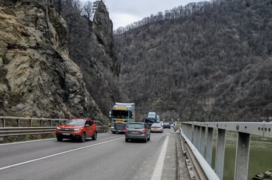 Au fost ridicare restricţiile de trafic instituite pe DN 7 Râmnicu Vâlcea - Sibiu