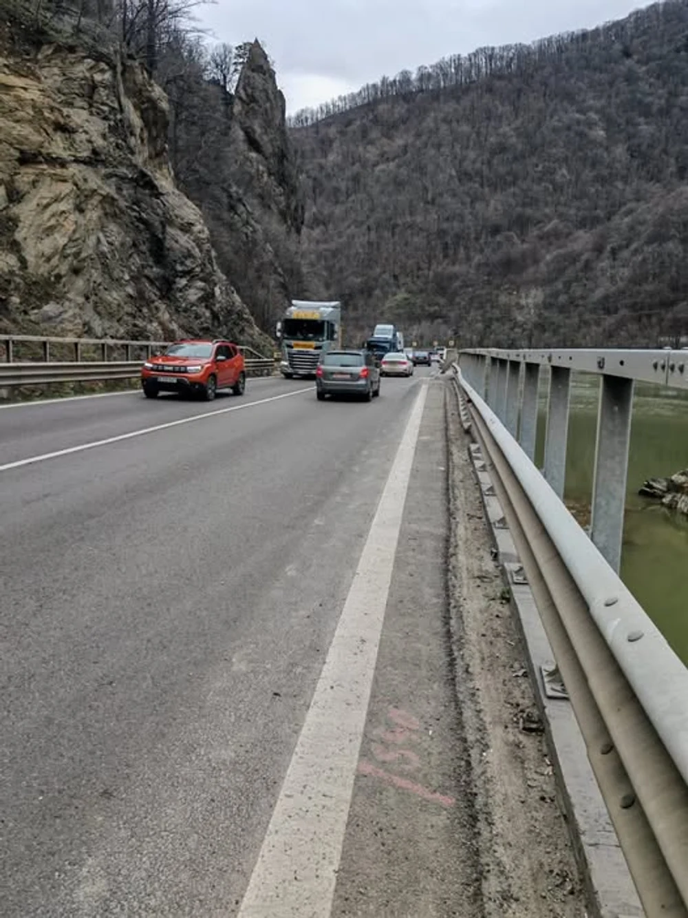 Au fost ridicare restricţiile de trafic instituite pe DN 7 Râmnicu Vâlcea - Sibiu