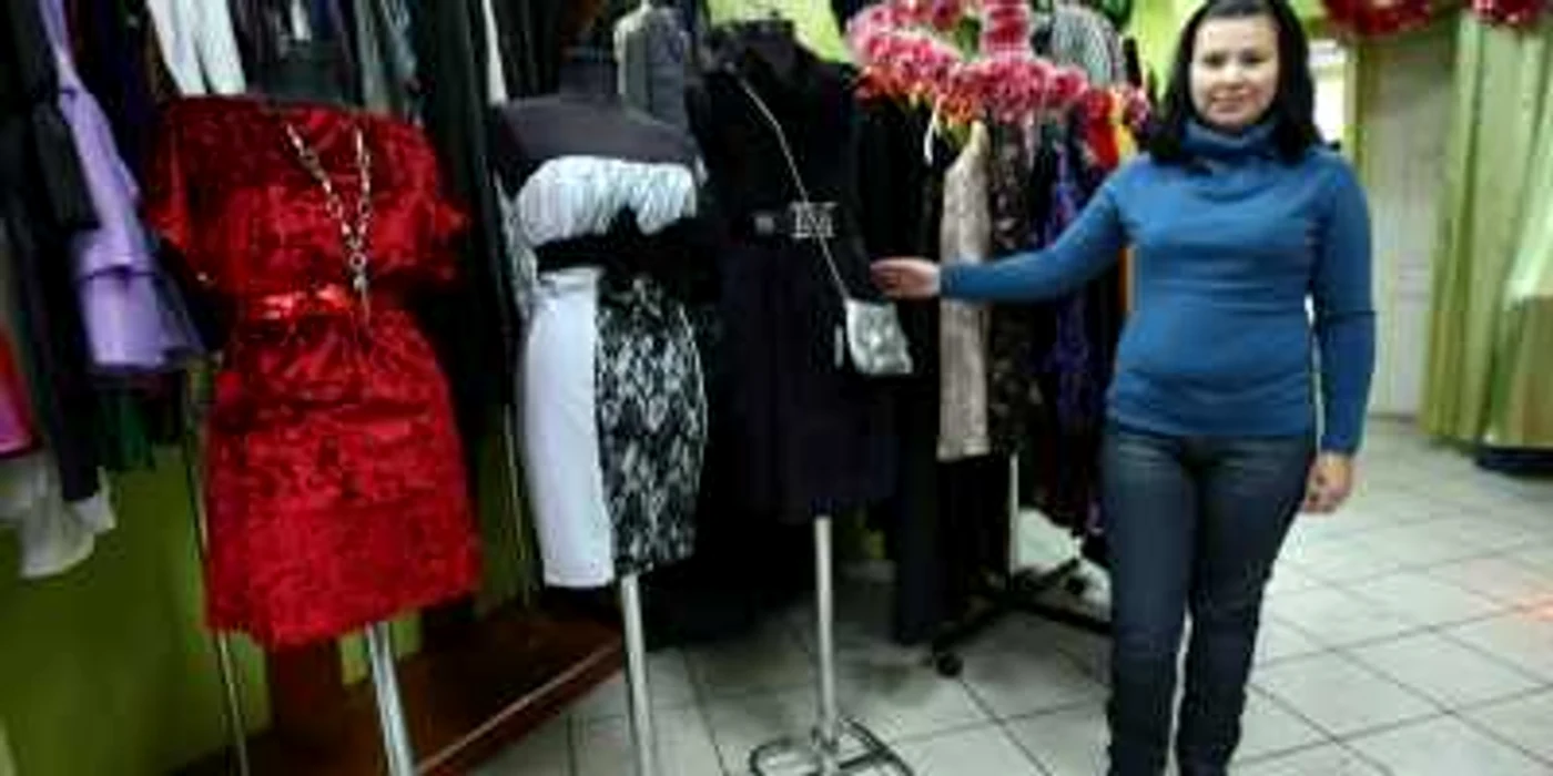 Claudia Drăgănoiu ne arată câteva modele de rochii preferate de oltence pentru Anul Nou.