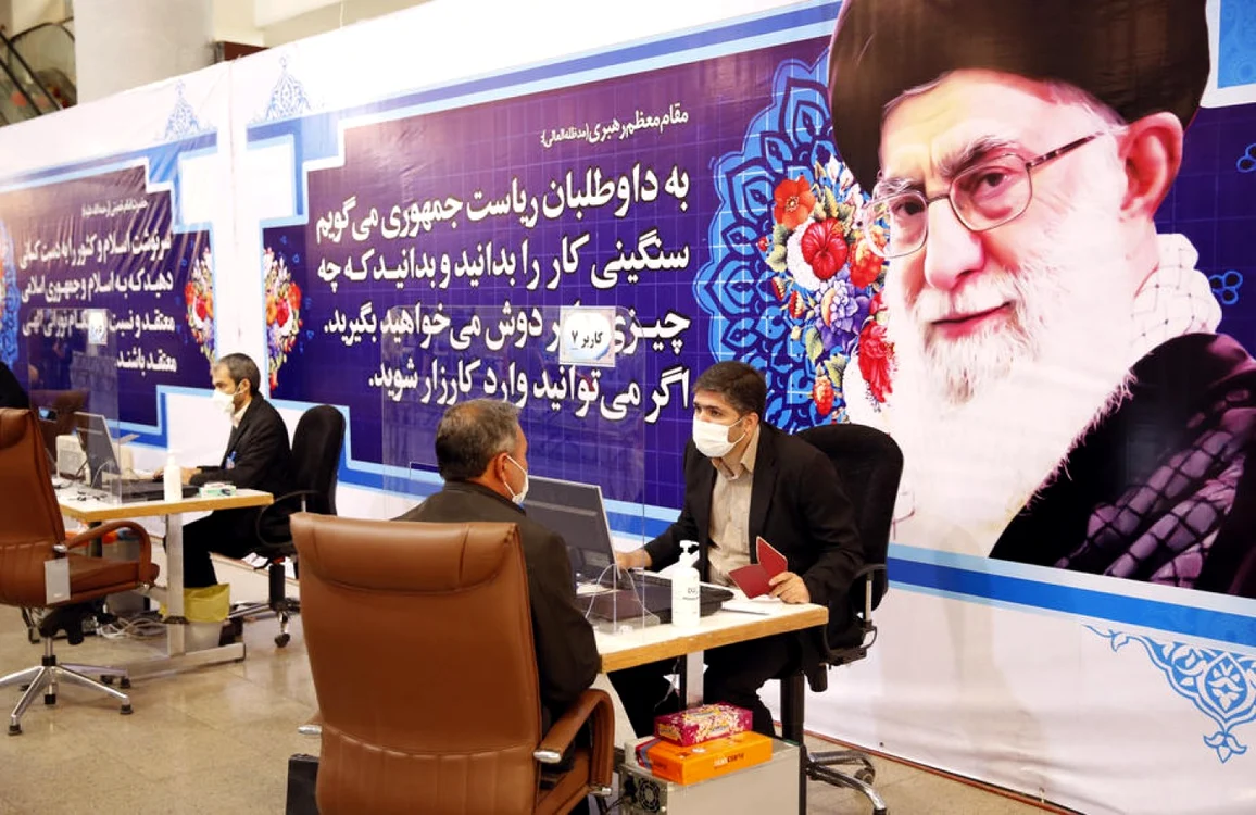 Portretul ayatollahului Ali Khamenei tronând în sala depunerii candidaturilor la alegerile prezidenţiale din Iran FOTO EPA-EFE