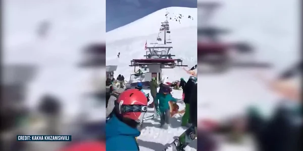 Teroare la ski: un telescaun rămâne fără frâne şi aruncă turiştii ca păpuşile în aer