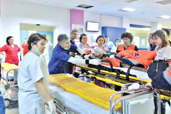 Incendiul s-a produs la etajul al  doilea al imobilului  (Fotografii: Neptun TV/ Replica Online)