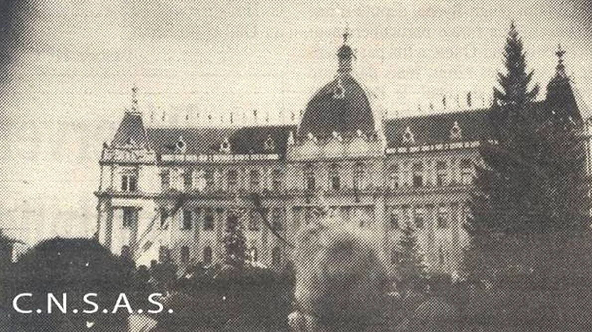 Calendar 15 noiembrie: 1987 Revolta de la Braşov: Muncitorii de la uzinele „Steagu Roşu” au declanșat un protest spontan împotriva regimului ceauşist jpeg