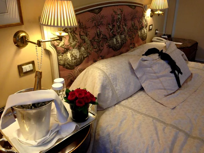 Blonda și-a aruncat, apoi, sutienul pe pernă