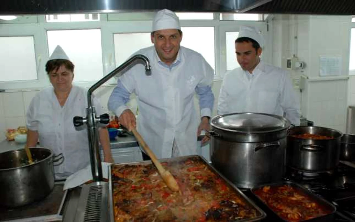 Meniul de la Cantina Socială costă 8 lei şi este format din ciorbă, felul doi, desert şi pâine