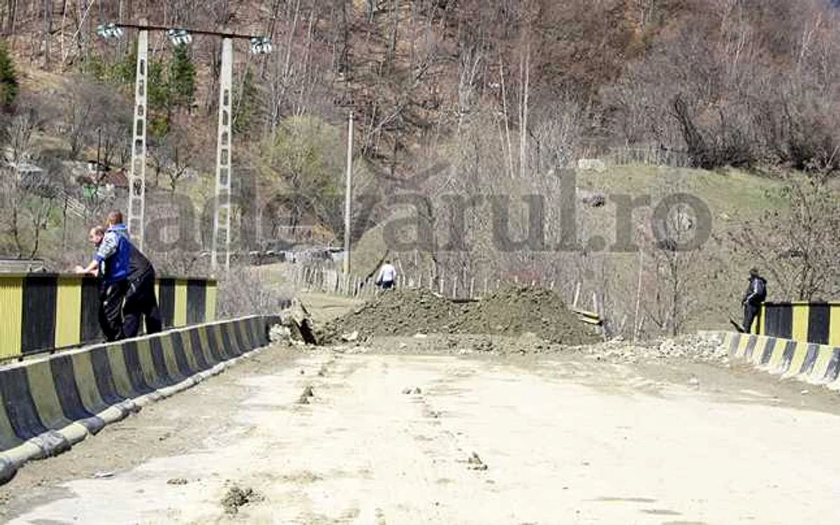 Lucrările de refacere a podului de la Malu Roşu au durat două zile FOTO: Adevărul.ro