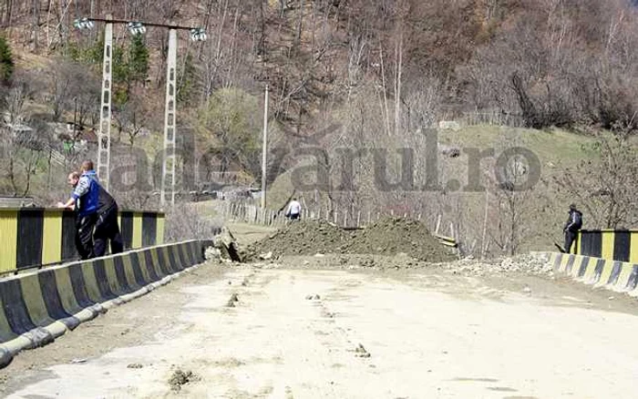 Lucrările de refacere a podului de la Malu Roşu au durat două zile FOTO: Adevărul.ro