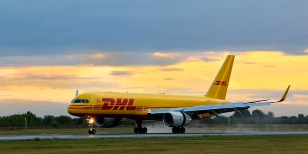 DHL - firma de curierat FOTO NEWS