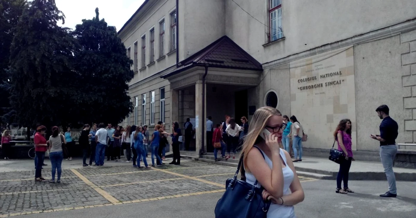 Dupa examenul de Matematica, elevii fac schimb de impresii  Foto: Angela Sabau