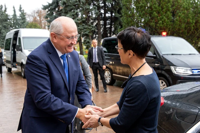 La Chișinău, Marta Kos a fost întâmpinată de Alexandru Munteanu. FOTO: Gov.md