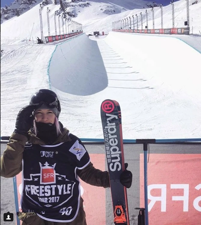 Rowan Cheshire arată mai bine la mare, dar e nevoită să-şi petreacă cel mai mult timp la munte, pe pârtie. Pare totuşi ceva mai mult decât un simplu job