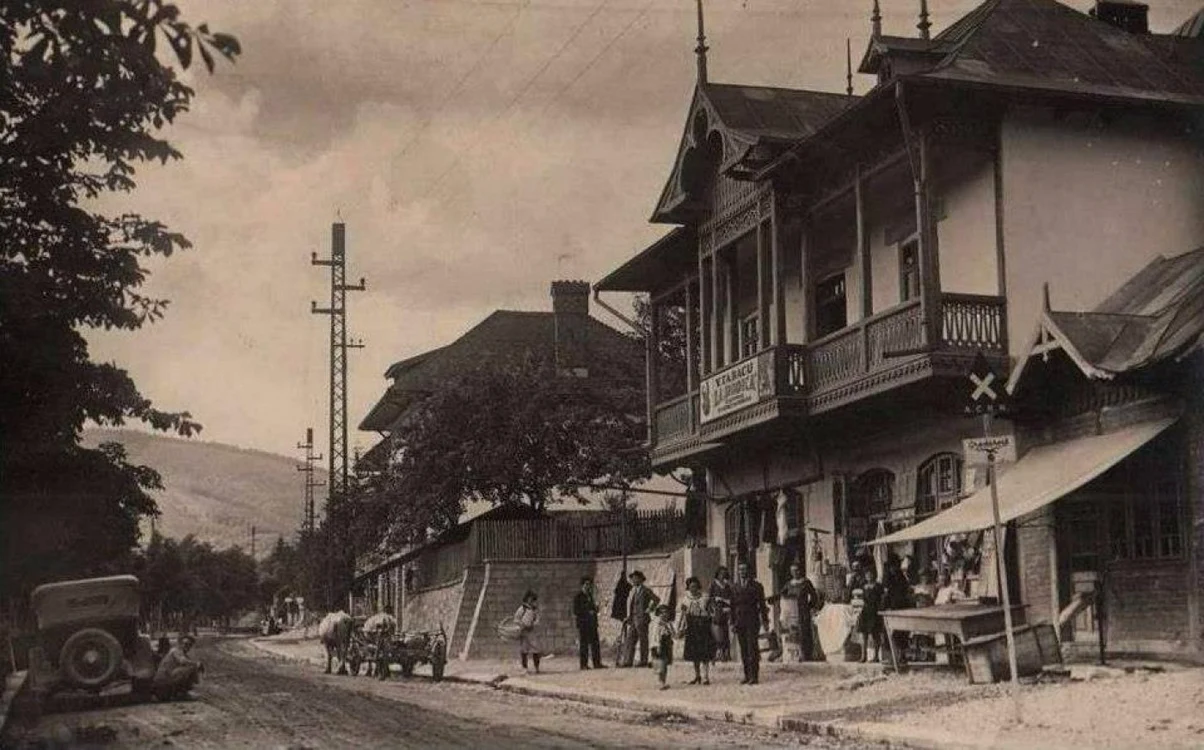 Drumul care făcea legătura între Comarnic şi Sinaia, în perioada interbelică. În fotografie se poate vedea o clădire care există şi astăzi. În acei ani în această casă funcţiona un han pentru comercianţii care transportau mărfuri spre Ardeal FOTO facebook/Prahova Secretă