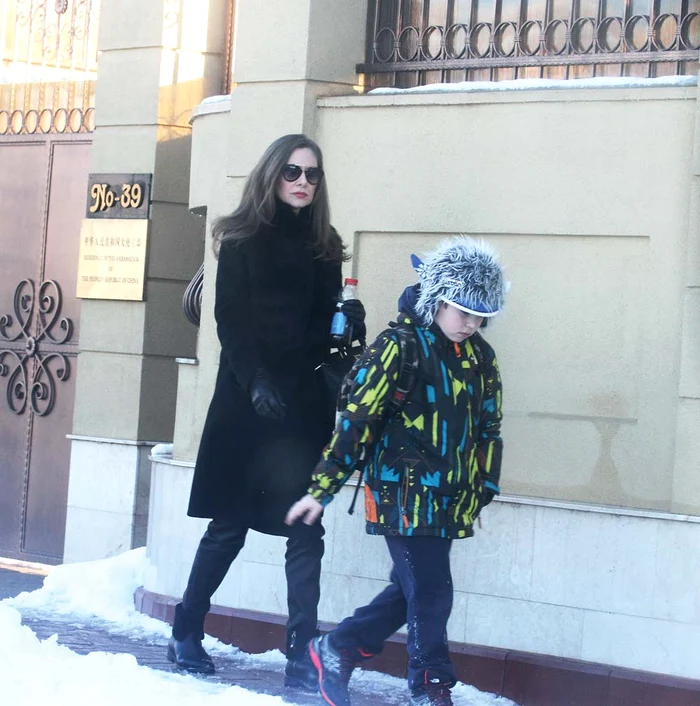 
    Romaniţa Iovan are grijă de fiul ei, Albertfoto: Click!  