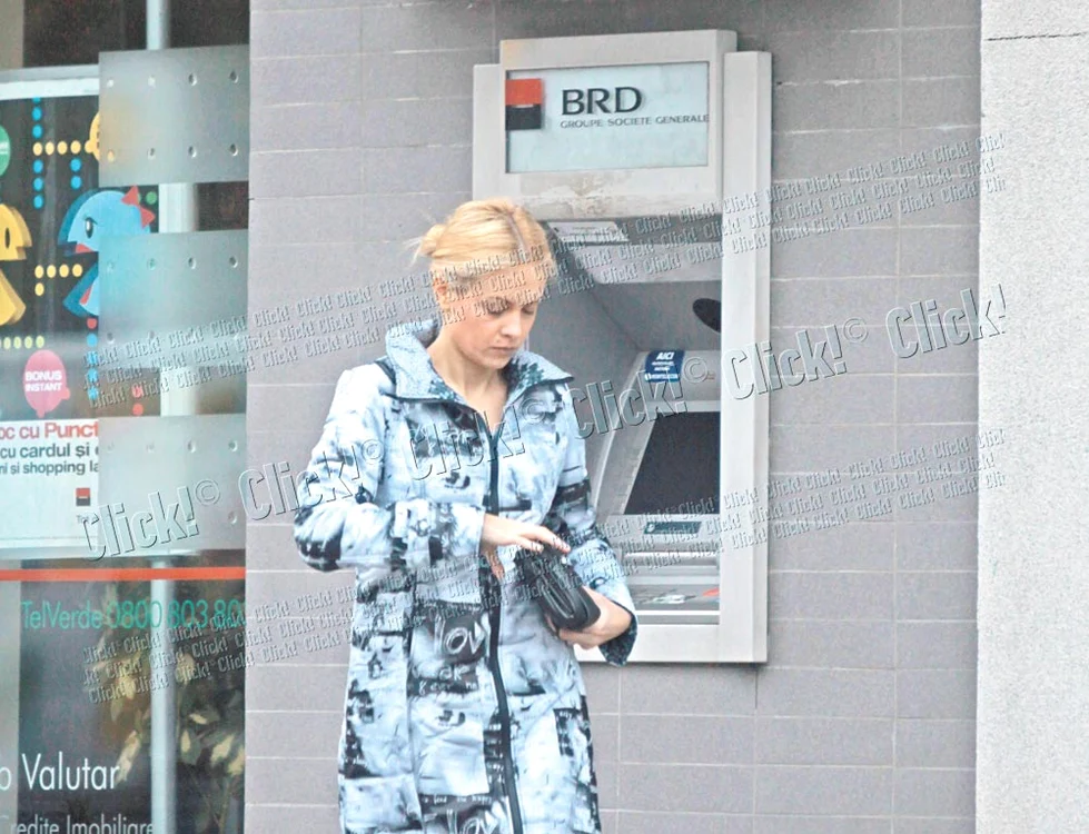 Blonda poposeşte şi  la un bancomat, ca să  scoată nişte bani...