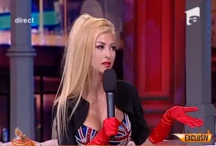 Cătălin Bordea şi un coleg din emisie s-au chinuit să-i desfacă hamul Andreei Bălan (captură Antena 1)