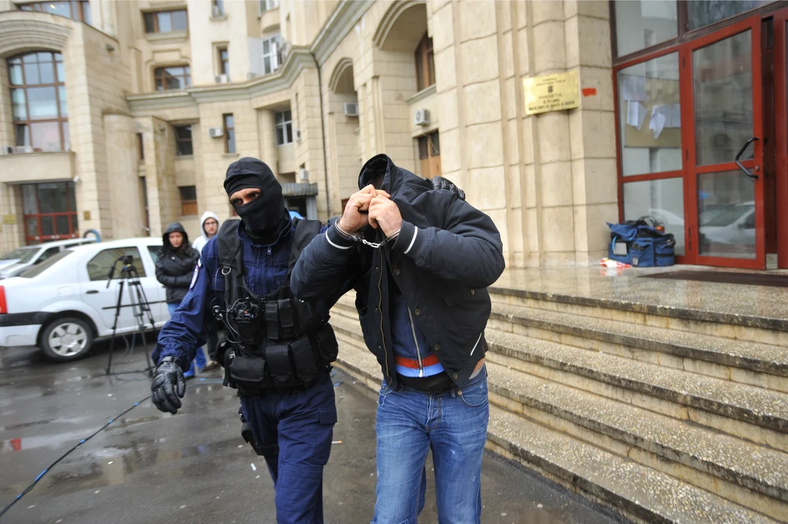 
    Bărbatul a fost arestat de poliţiştii vâlceni (foto: arhivă)  