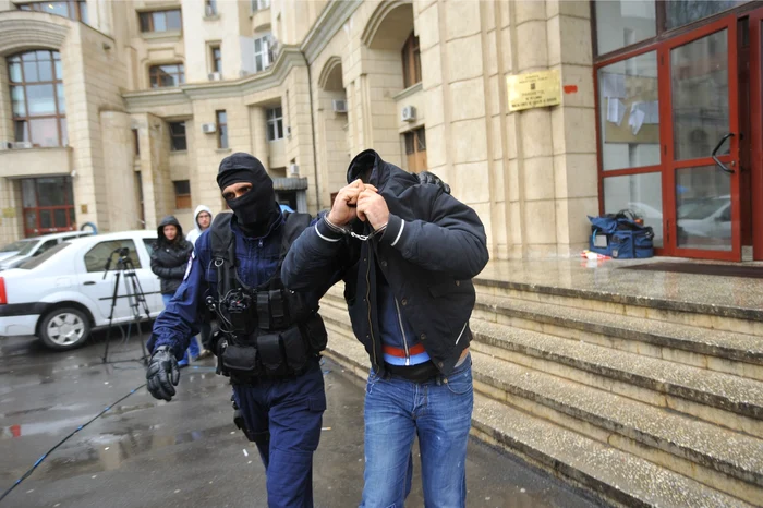 
    Bărbatul a fost arestat de poliţiştii vâlceni (foto: arhivă)  