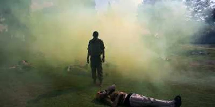 Soldaţi israelieni efectuează un exerciţiu de simulare a unui atac cu rachetă la Holon, în apropiere de Tel Aviv. Tot mai multe speculaţii apar în ultima vreme în legătură cu posibilitatea lansării unui atac militar israelian împotriva Iranului.