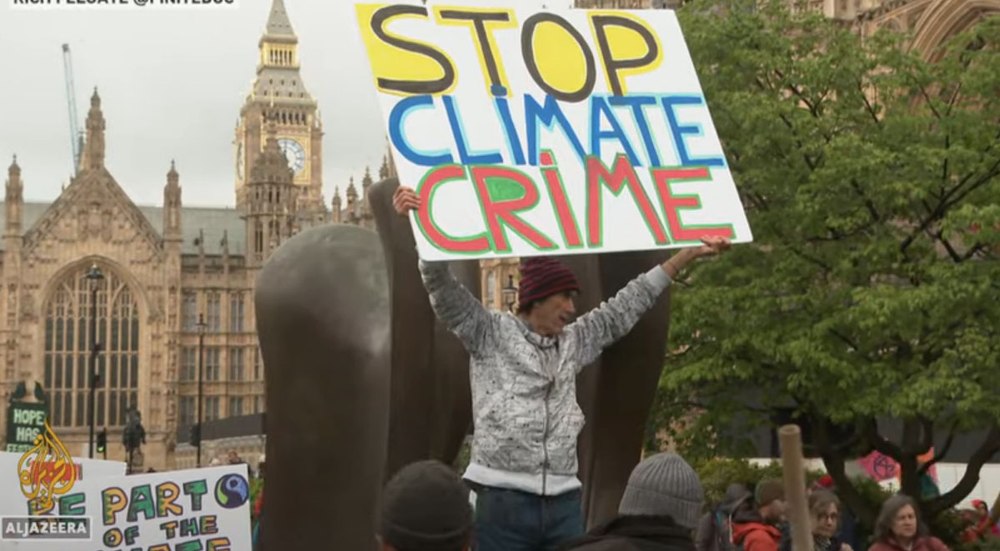 Mii de persoane au manifestat la Londra împotriva pasivităţii guvernului britanic în problemele ce țin de protecția mediului VIDEO