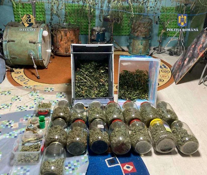 Borcanele erau pline cu droguri FOTO Poliția Română