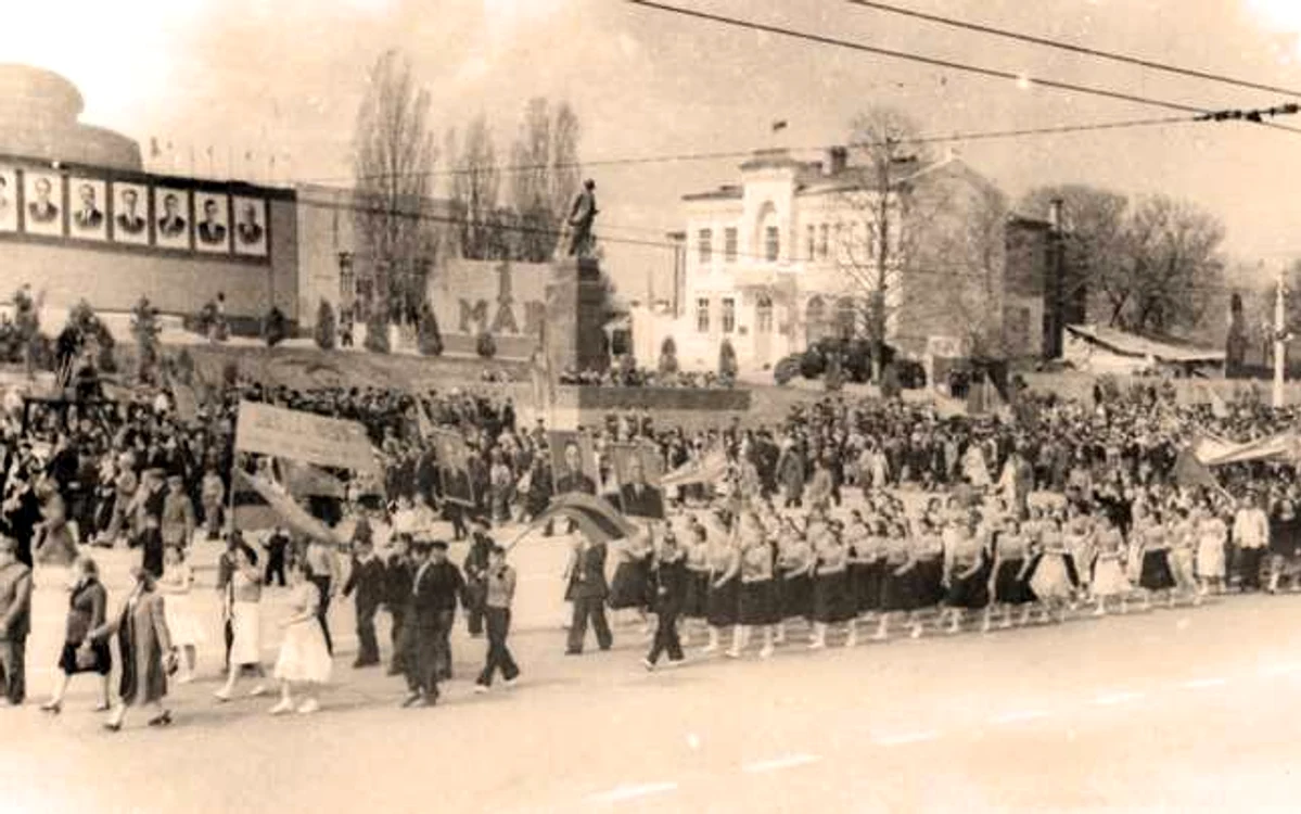 Tineretul era folosit la paradele organizate de guvernare cu ocazia multiplelor sărbători comuniste. În prim-plan este coloana elevilor şcolilor FZO din Chişinău, la parada de 1 mai 1956. FOTO Arhiva Naţională a Republicii Moldova