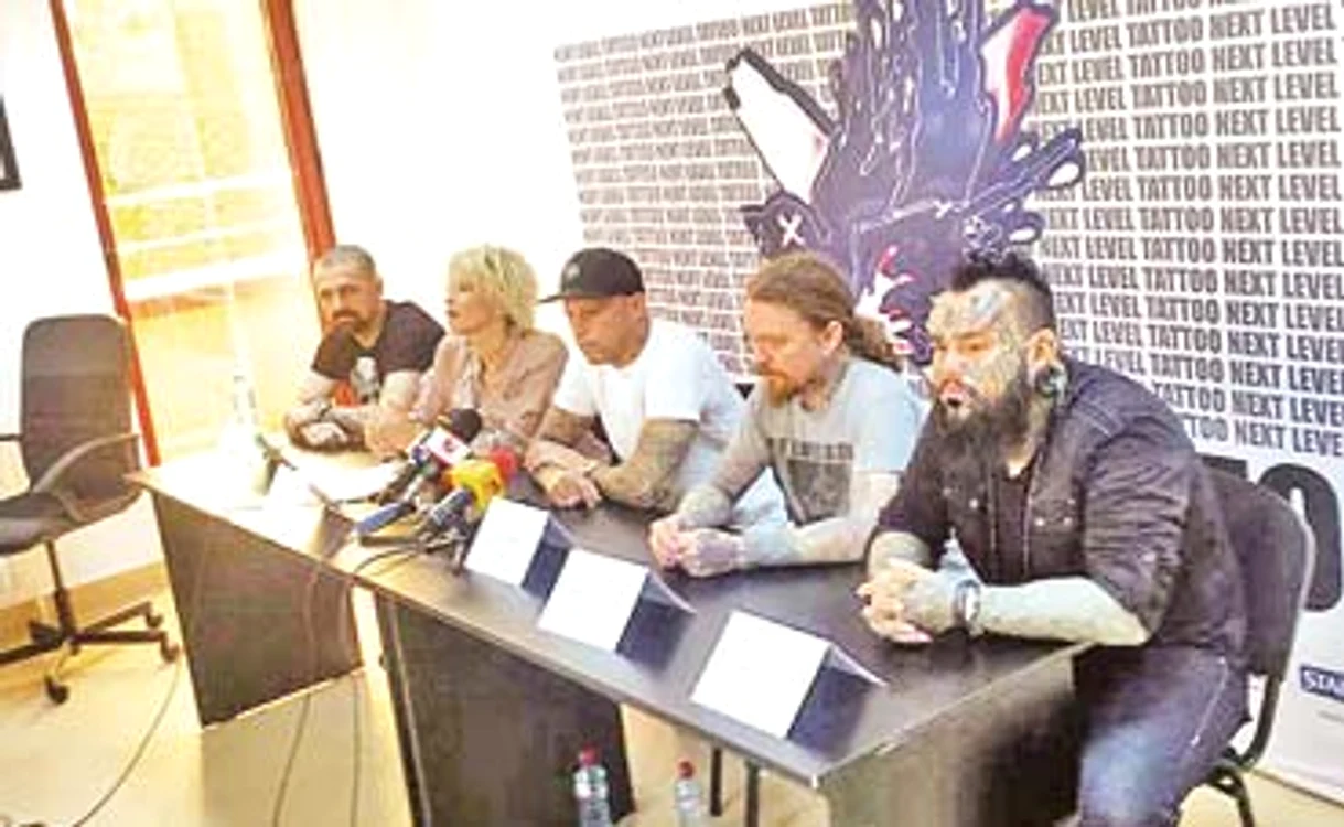 Celebrul tattoo artist Ami James (în centru) a inaugurat prima şcoală de tatuatori din ţara noastră