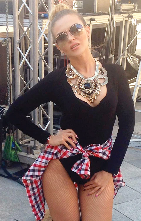 Acum. Oana cântăreşte 55 kg şi a spart topurile cu piesele “Tu” şi “Dragostea-i nebună”