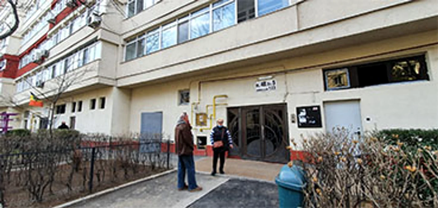 Blocul 4B de pe Şoseaua Giurgiului, unul dintre miile de imobile prevăzute cu buncăr. Foto: Click!