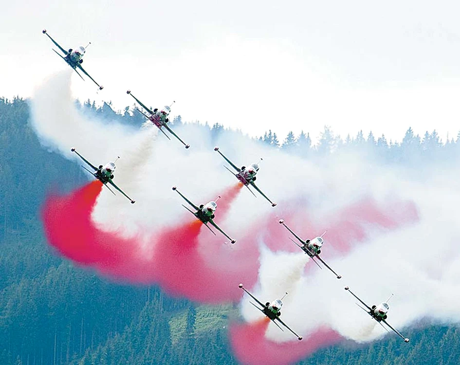 
    Turcii au singura  formaţie de opt avioane supersonice din lume  