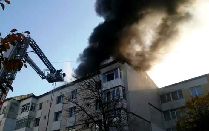 Pompierii au evacuat o femeie aflată la etajul IV al blocului FOTO: stiri-neamt.ro