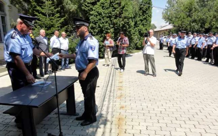 "Noii" poliţişti locali ce au absolvit la Slatina şi-au primit emoţionaţi noile certificate... (FOTO: Mugurel Manea)